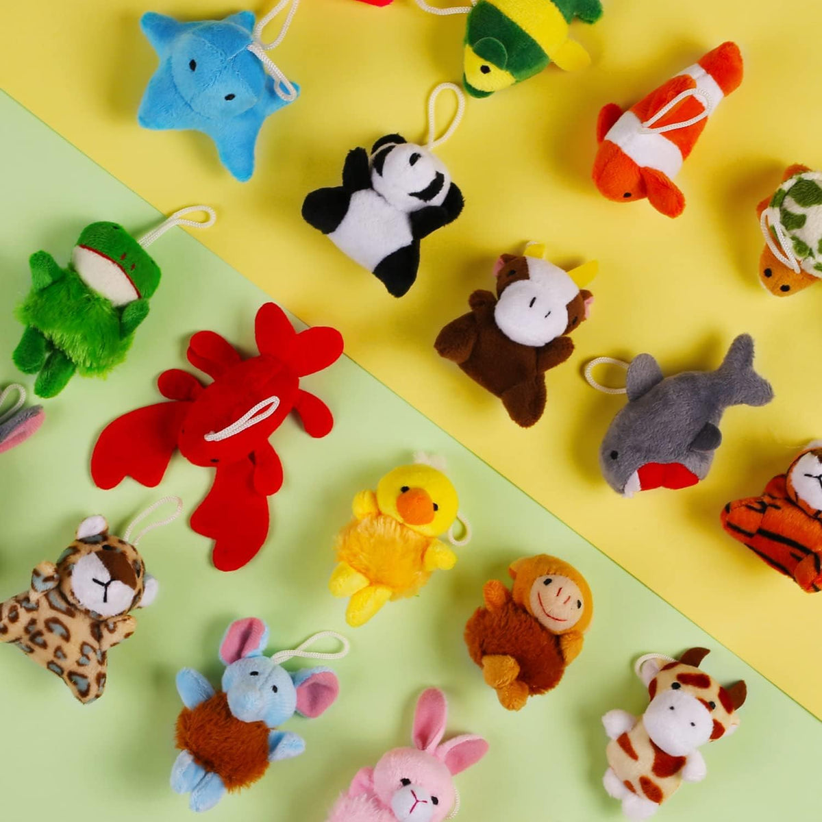 Paquete de 56 mini juguetes de animales de peluche a granel, llaver...