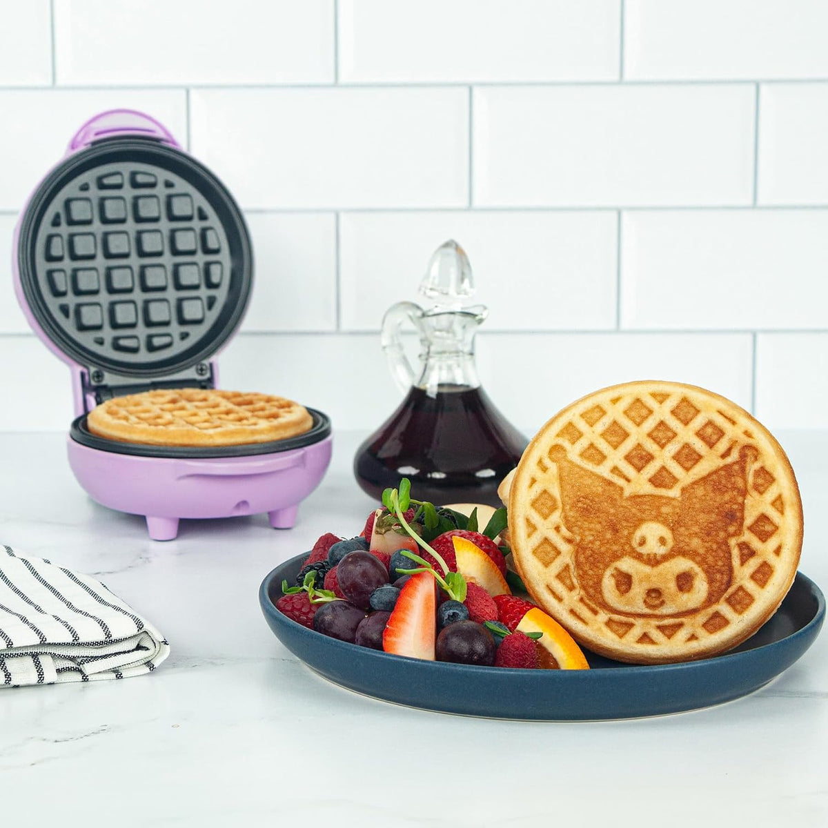 Uncanny Brands Hello Kitty Kuromi Mini Waffle Maker - Cocina con tu...