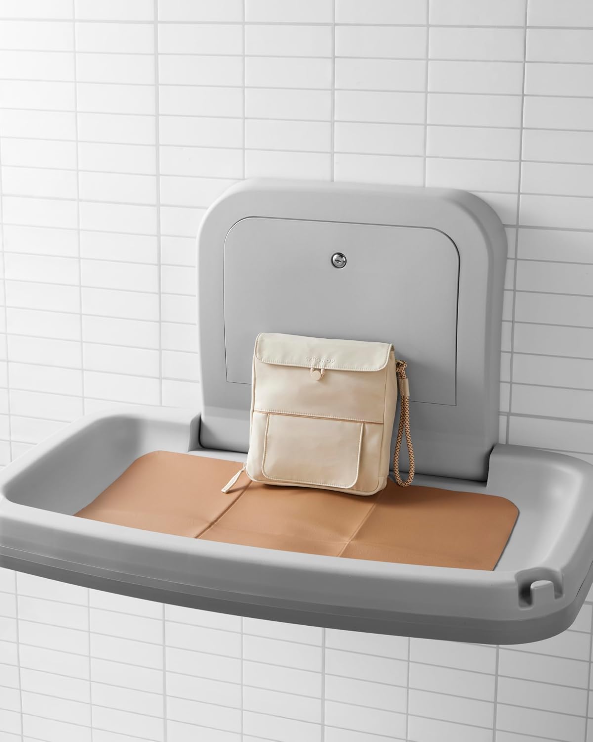 Skip Hop Cambiador de viaje para bebé con superficie fácil de limpi...