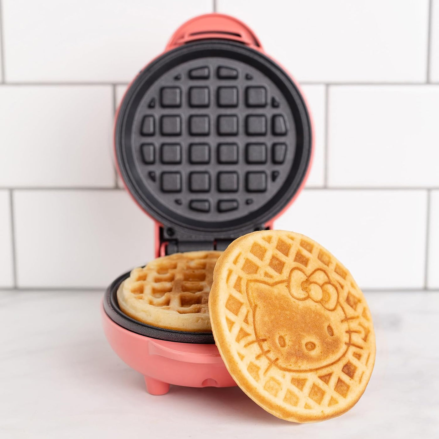 Uncanny Brands Mini waflera Hello Kitty - Cocina con tu personaje f...