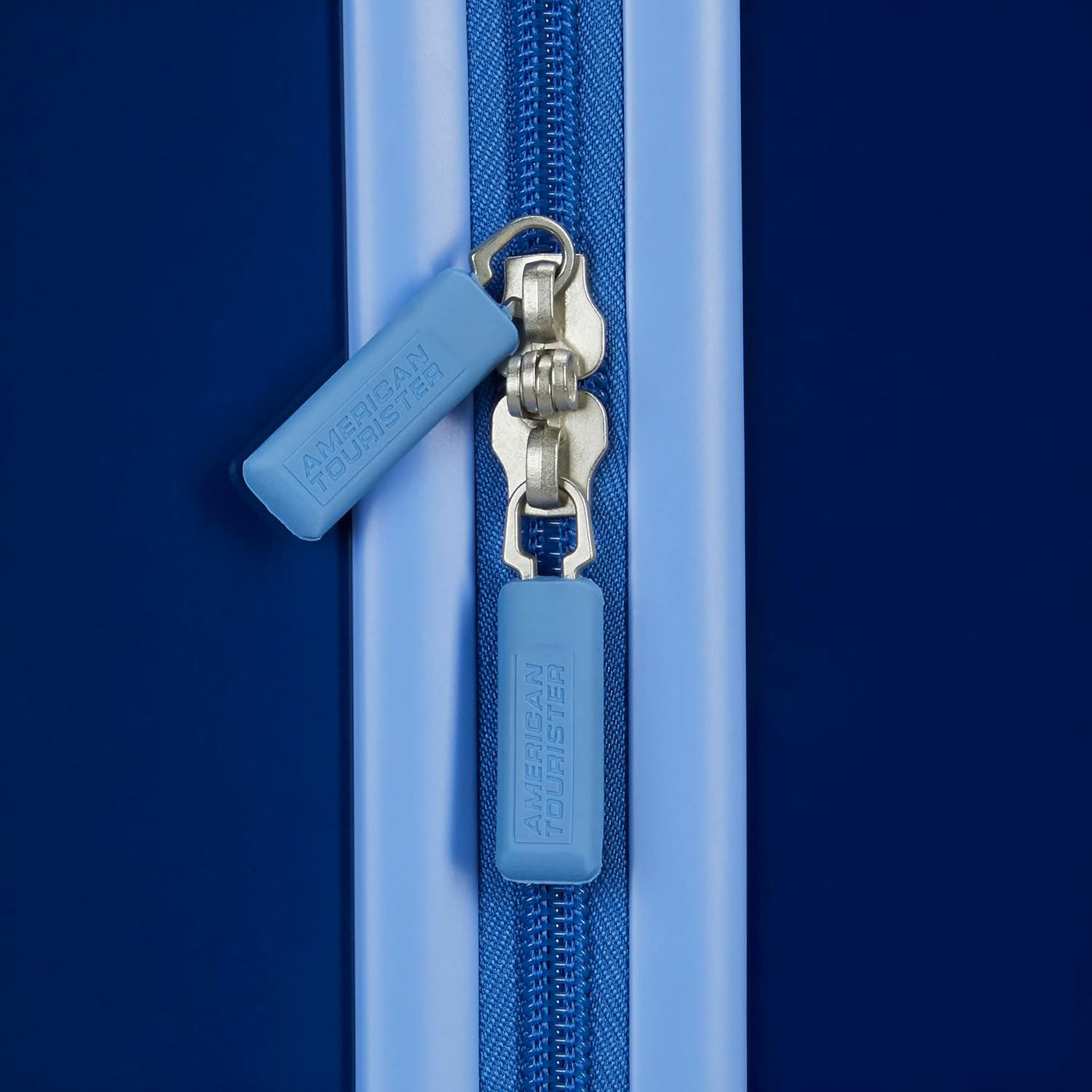 American Tourister, R2-d2.