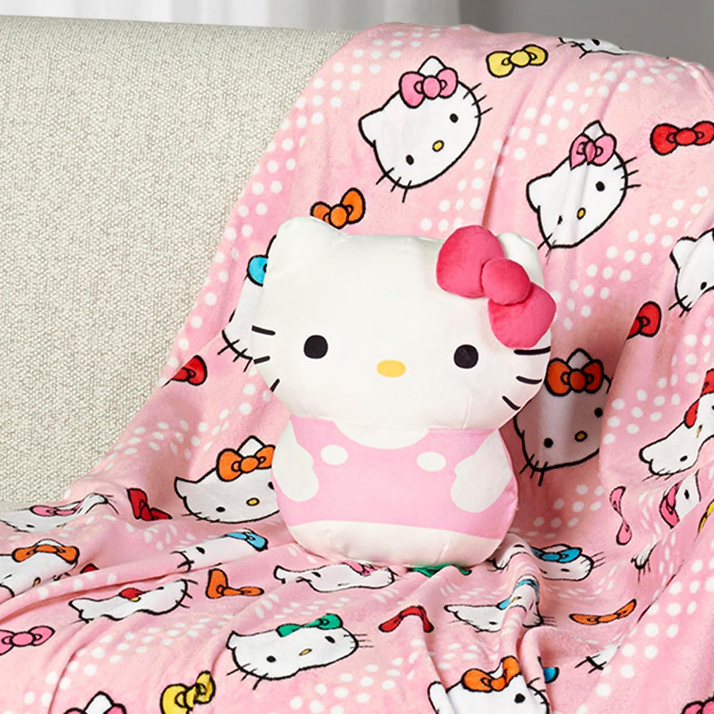 Northwest Hello Kitty Bowtastic Hugger - Juego de almohada y manta...