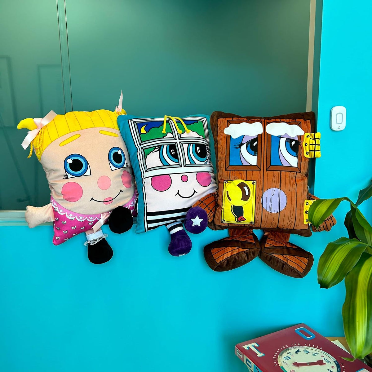 Pillow People: Squeaky Door Plush - Juguete y almohada 2 en 1, amig...