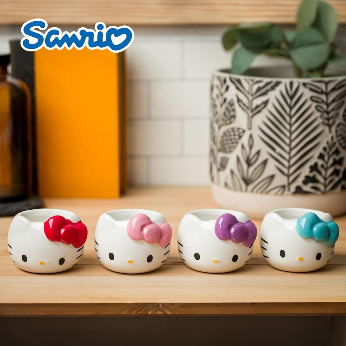 Silver Buffalo Sanrio Hello Kitty - Juego de 4 mini tazas de cerámi...