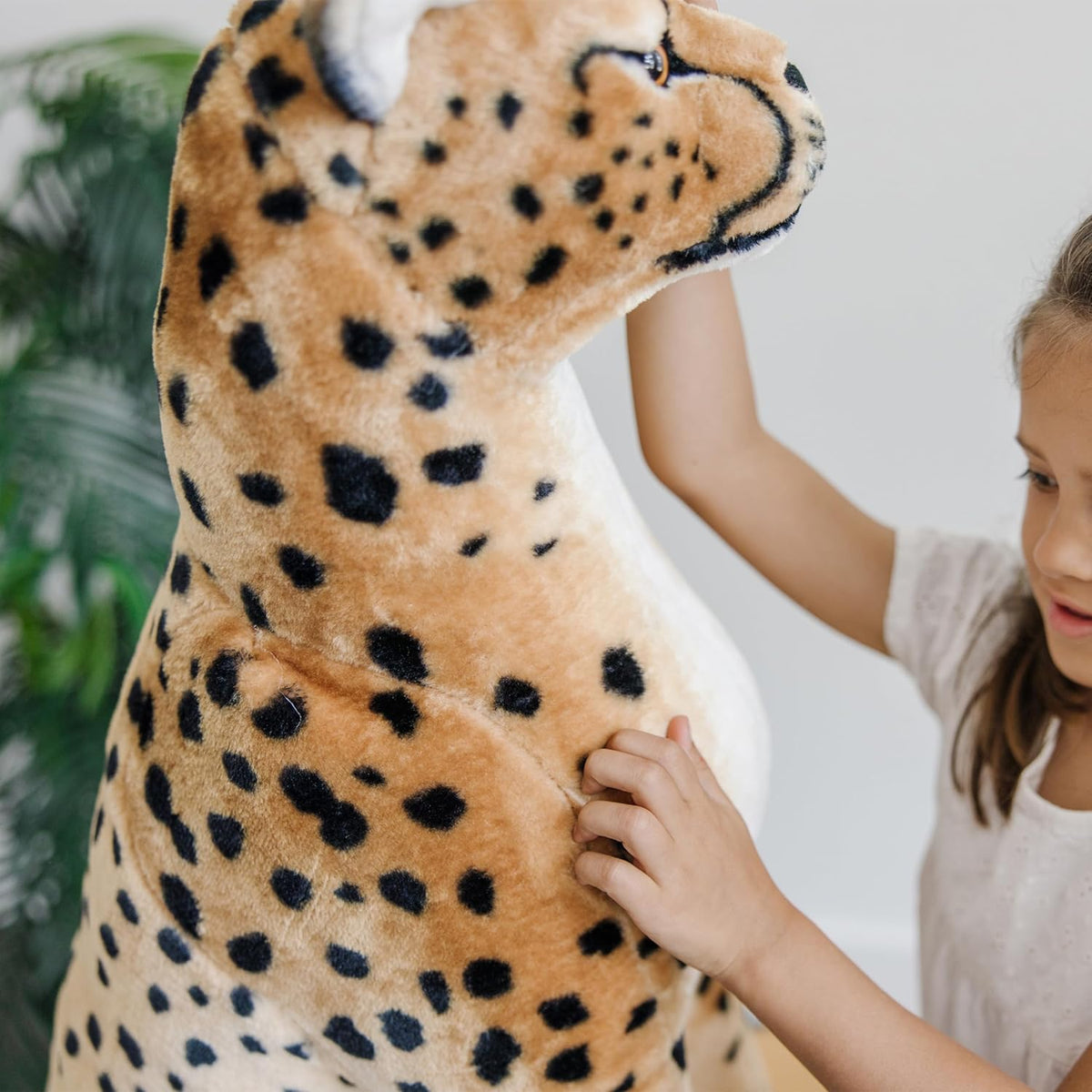 Animal realista de pelucha de leoparodo de Melissa & Doug. Más...