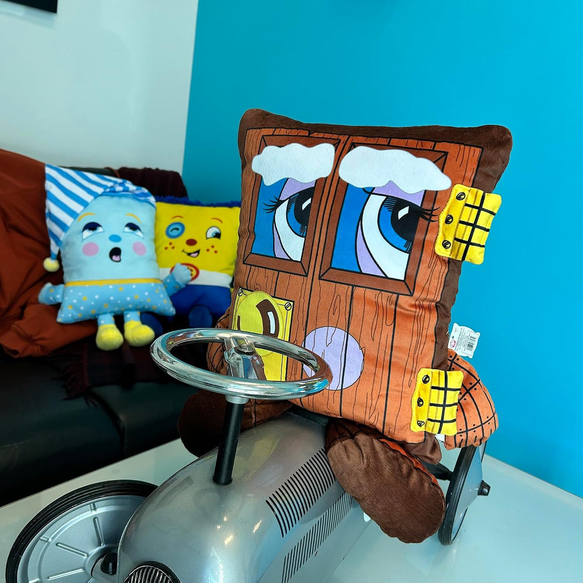 Pillow People: Squeaky Door Plush - Juguete y almohada 2 en 1, amig...