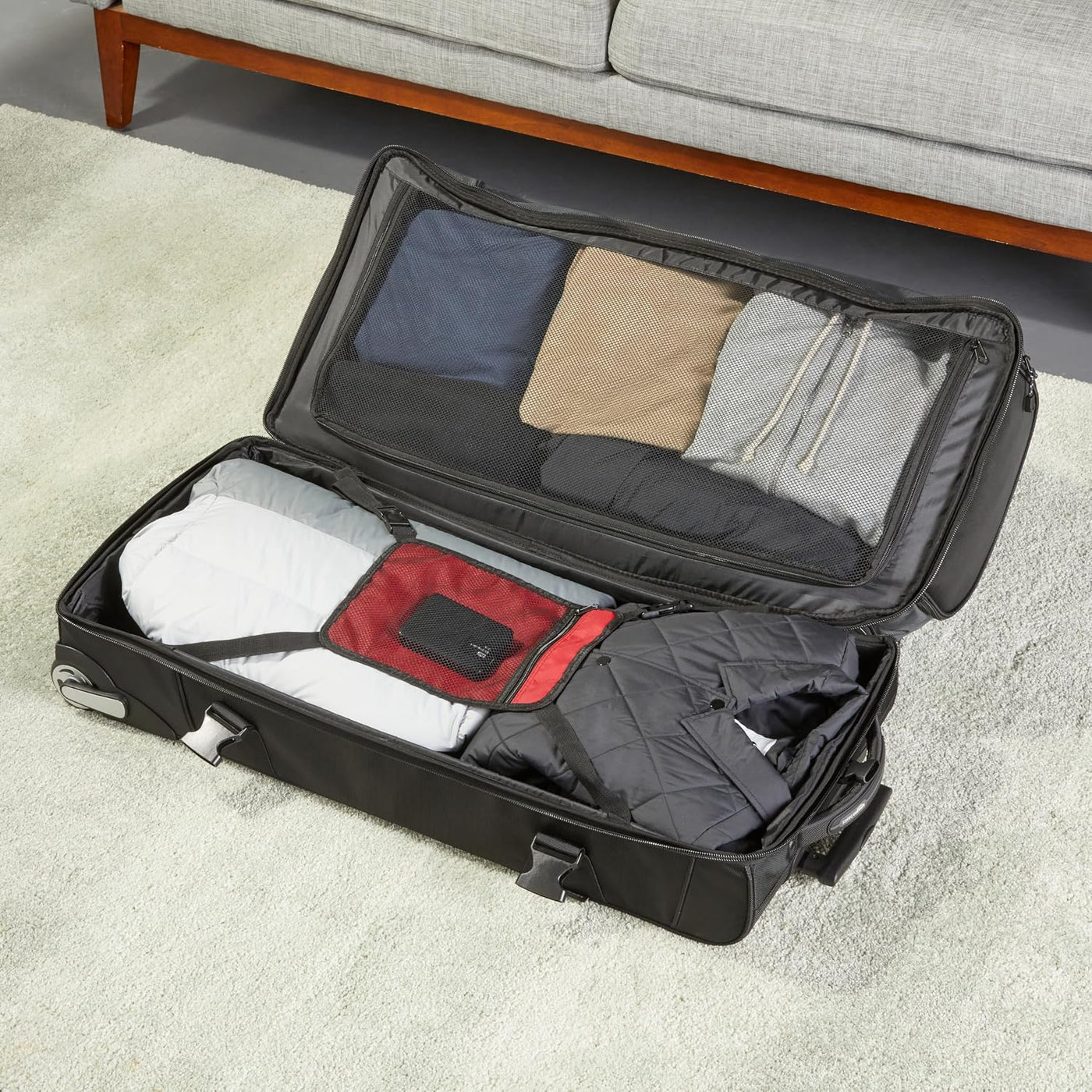 Amazon Basics - Bolsa de viaje con ruedas de Ripstop, Negro