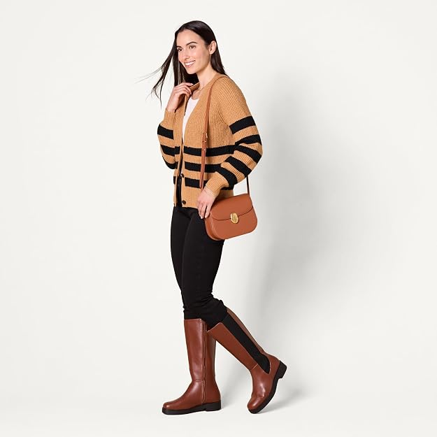 Bolso bandolera con solapa para mujer Amazon Essentials, con correa ajustable y bolsillo interior.