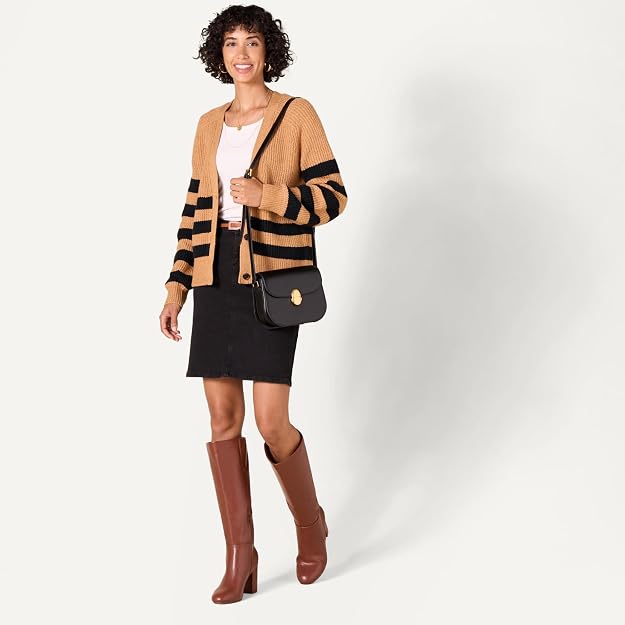 Bolso bandolera con solapa para mujer Amazon Essentials, con correa ajustable y bolsillo interior.