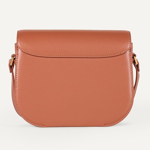 Bolso bandolera con solapa para mujer Amazon Essentials, con correa ajustable y bolsillo interior.