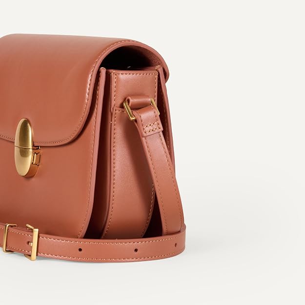Bolso bandolera con solapa para mujer Amazon Essentials, con correa ajustable y bolsillo interior.