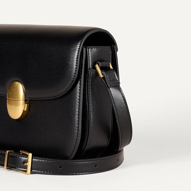 Bolso bandolera con solapa para mujer Amazon Essentials, con correa ajustable y bolsillo interior.