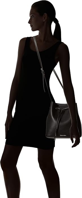 Calvin Klein Gabrianna Bolsa al hombro para mujer | Faux Leather, Adjustable Convertible Strap, Drawstring Closure, 2 Slip Pockets, 1 Zip Pocket, Everyday