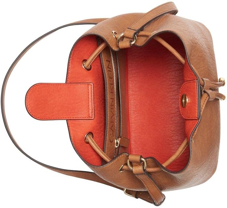 Calvin Klein Gabrianna Bolsa al hombro para mujer | Faux Leather, Adjustable Convertible Strap, Drawstring Closure, 2 Slip Pockets, 1 Zip Pocket, Everyday