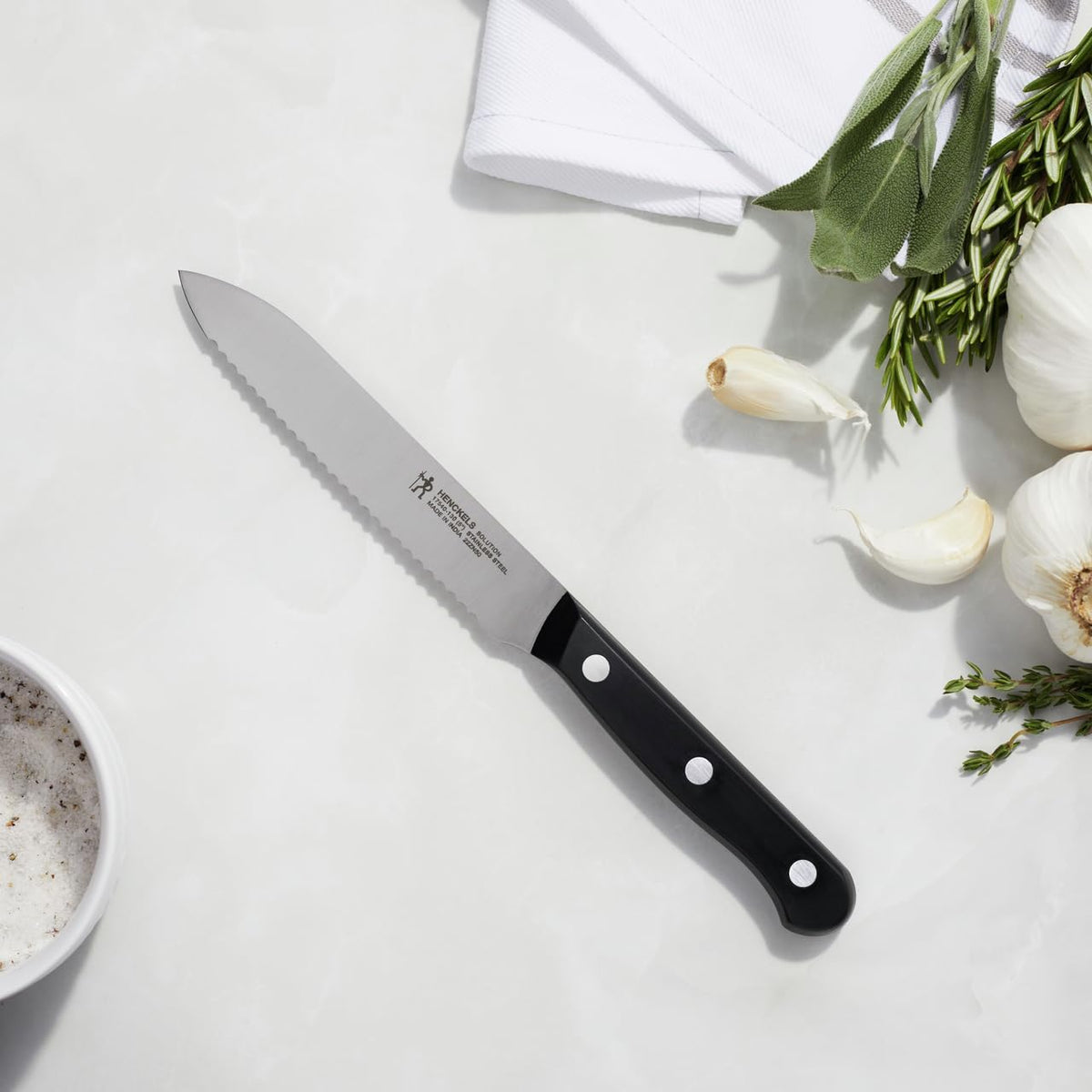 HENCKELS Solution - Cuchillo dentado (5 pulgadas)