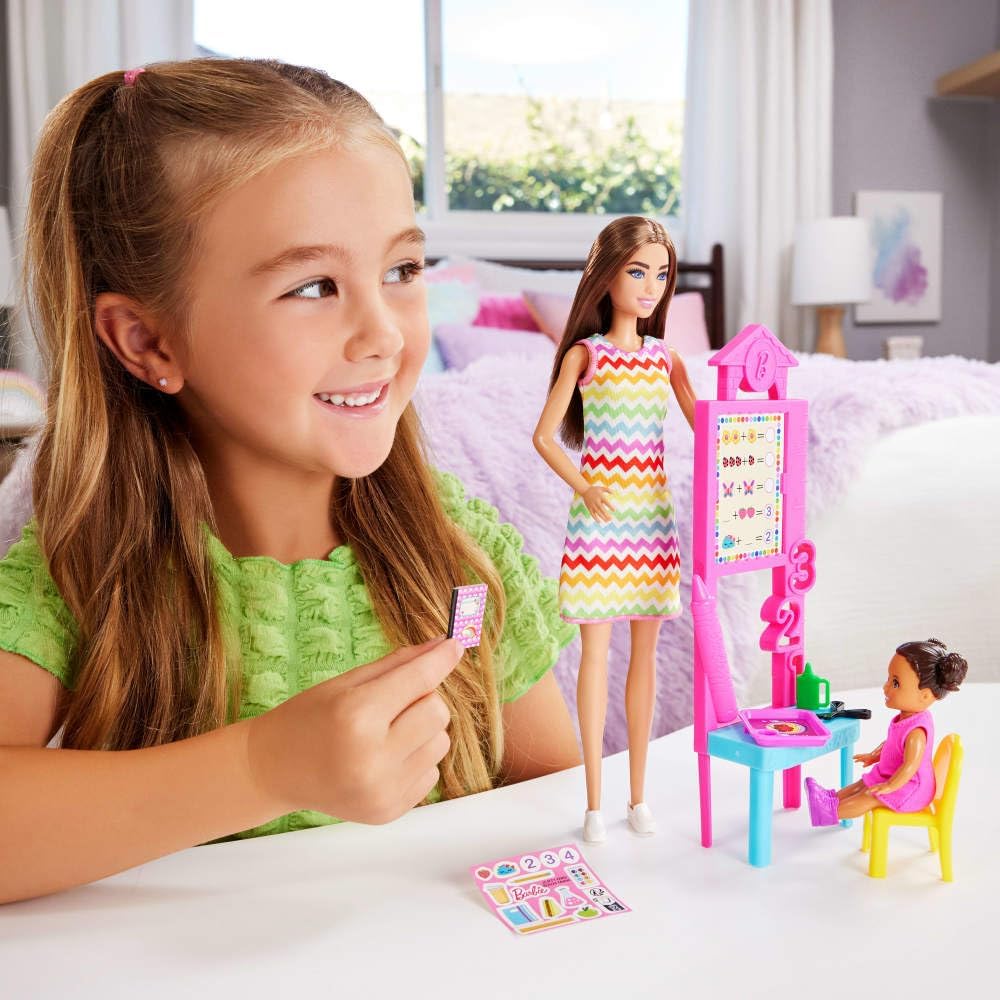 Barbie Maestra con muñeca morena a la moda con vestido estampado, 1...