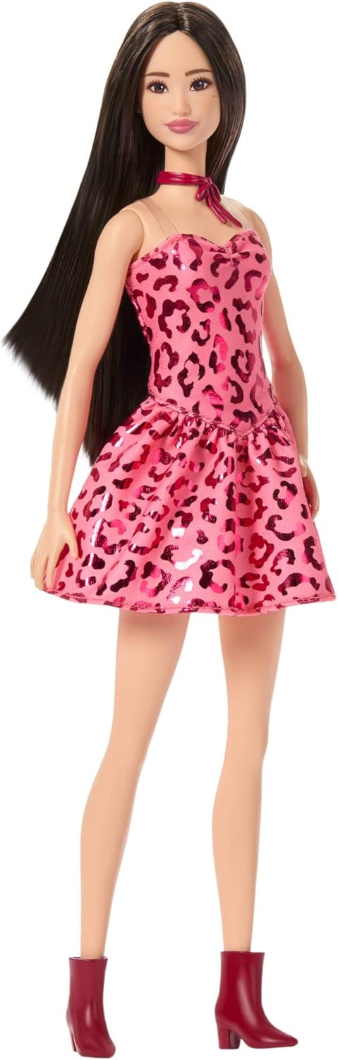 Muñeca Barbie Fashionistas #246 con cabello negro, atuendo con temá...