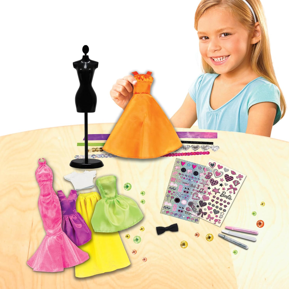 Kit Barbie Be a Fashion Designer: 5 conjuntos y juego de vestir par...