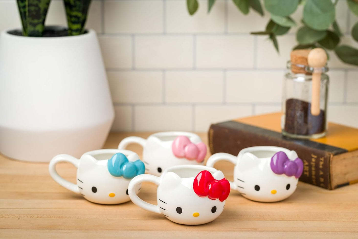 Silver Buffalo Sanrio Hello Kitty Juego de 4 tazas mini de cerámica...