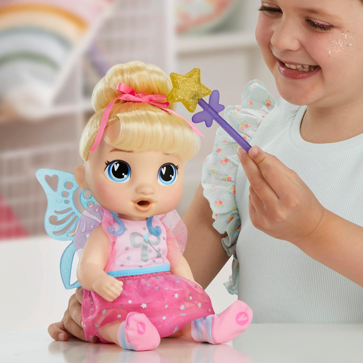 Baby Alive Fairy Fashions - Muñeca Harper Hugs con accesorios de ro...