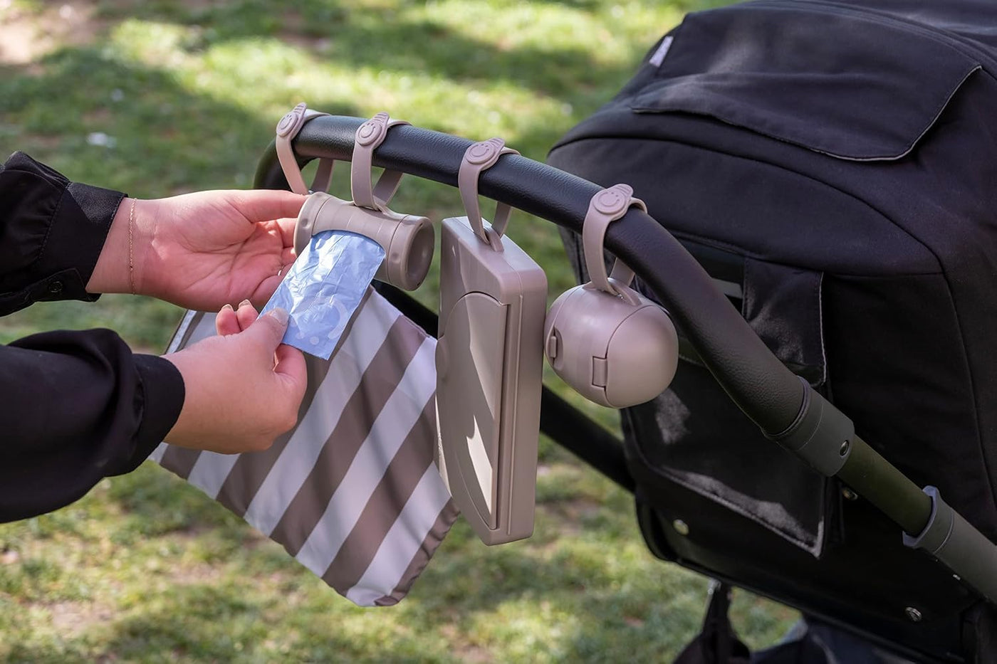 Ubbi Bolsa retráctil para viajes con dispensador, accesorio de bols...