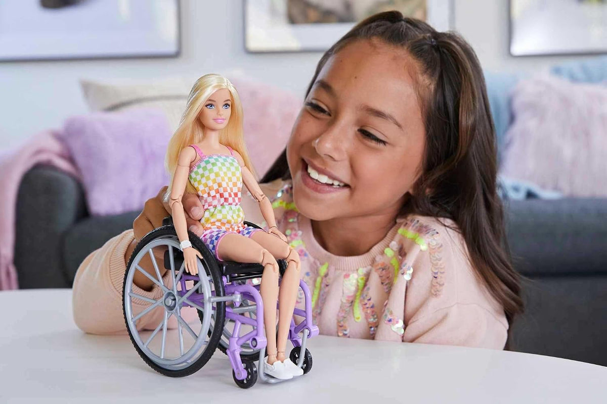 Barbie Muñeca Fashionistas con silla de ruedas y rampa | 22 puntos...