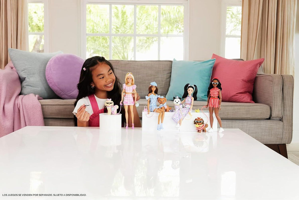 Muñeca Barbie de apariencia hermanada con perro y ropa de cuadros r...
