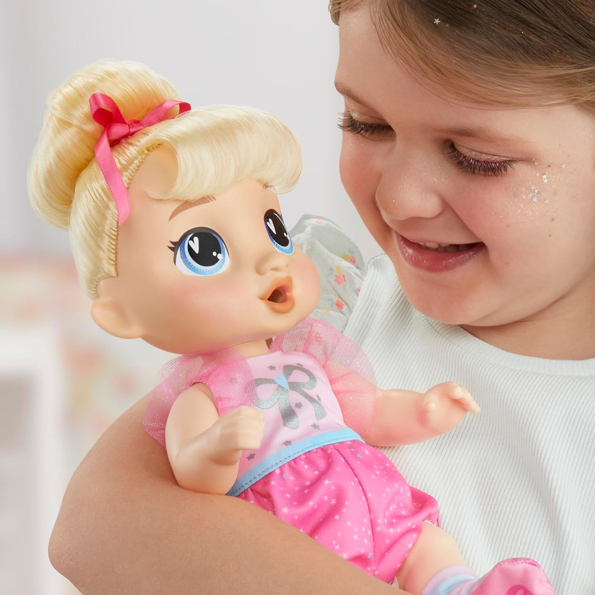 Baby Alive Fairy Fashions - Muñeca Harper Hugs con accesorios de ro...