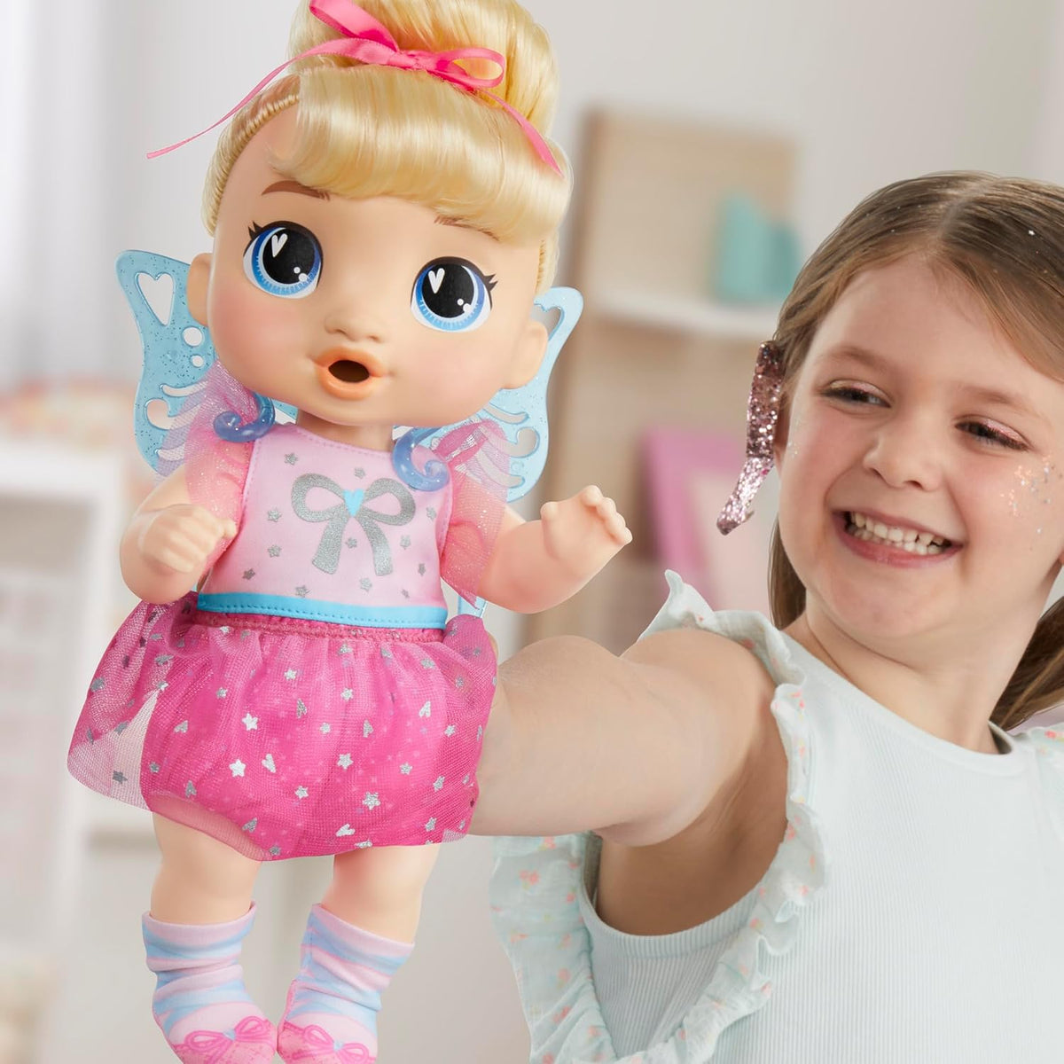 Baby Alive Fairy Fashions - Muñeca Harper Hugs con accesorios de ro...