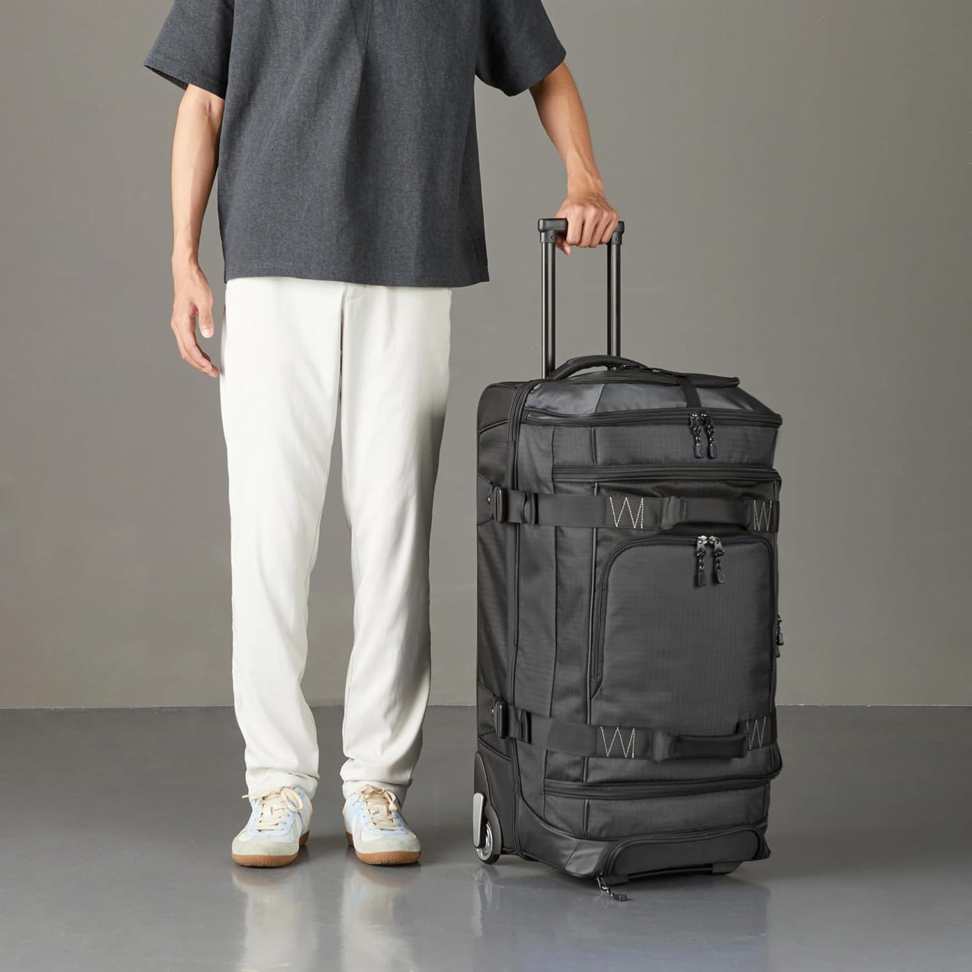 Amazon Basics - Bolsa de viaje con ruedas de Ripstop, Negro