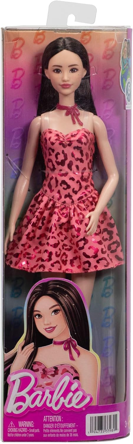 Muñeca Barbie Fashionistas #246 con cabello negro, atuendo con temá...