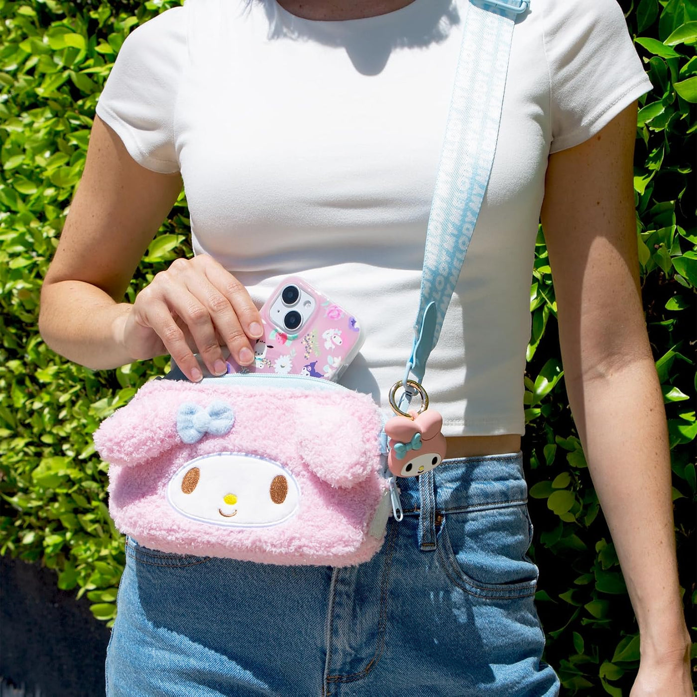 Sonix x Sanrio - Cartera de felpa para teléfono, bolsa cruzada de p...