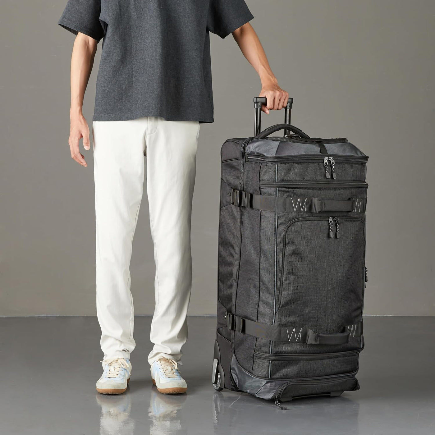 Amazon Basics - Bolsa de viaje con ruedas de Ripstop, Negro