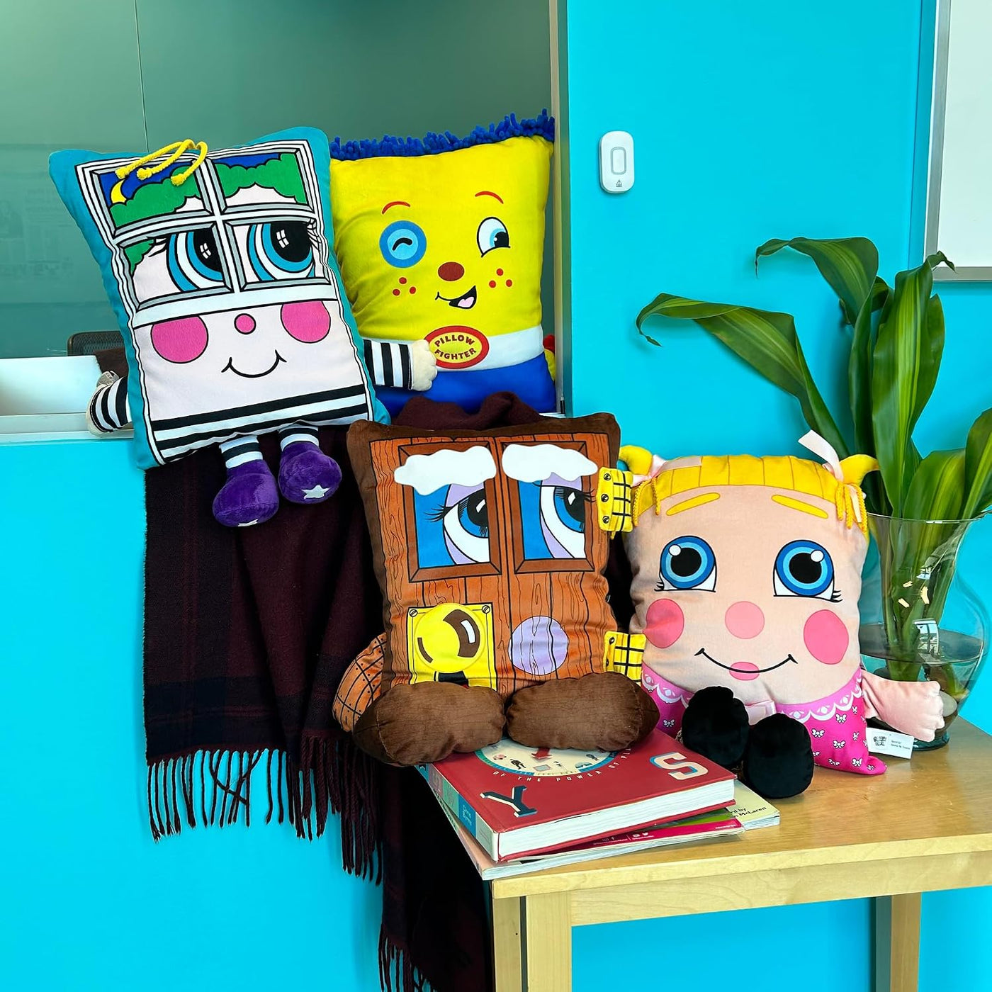 Pillow People: Squeaky Door Plush - Juguete y almohada 2 en 1, amig...