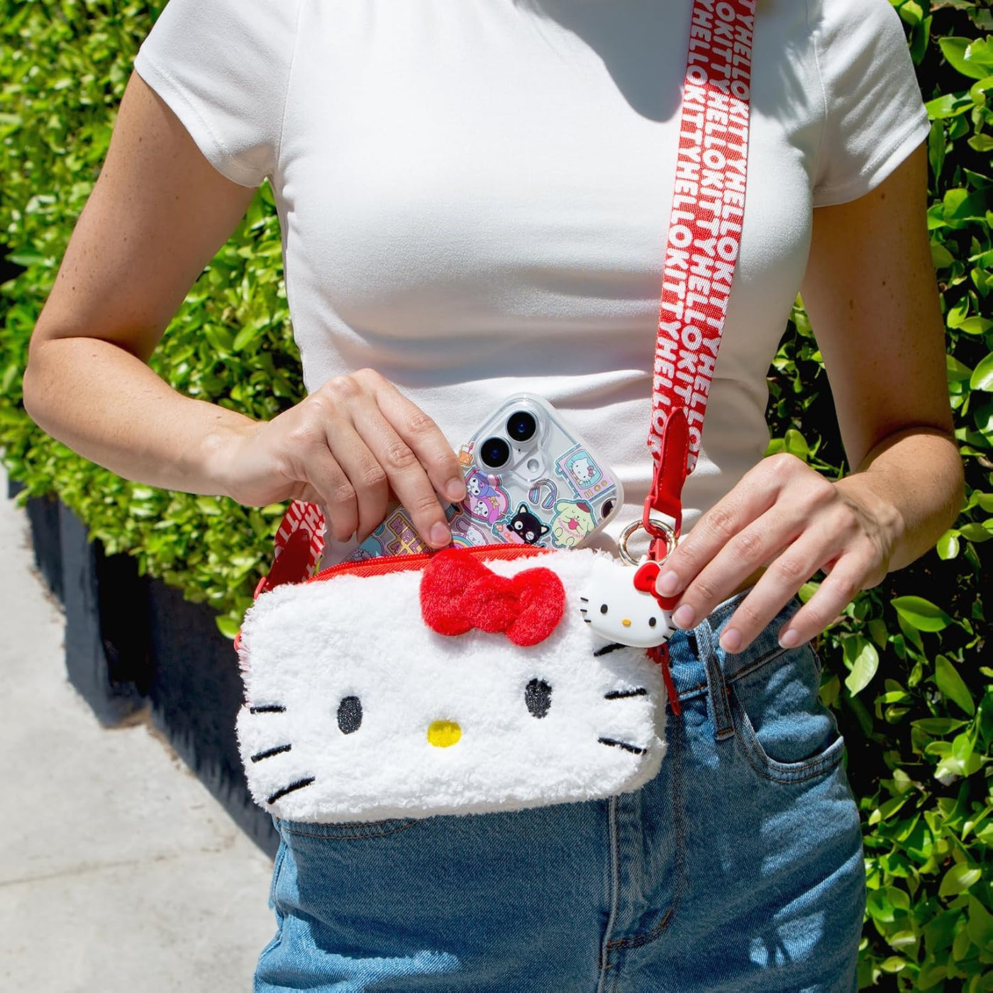 Sonix x Sanrio - Cartera de felpa para teléfono, bolso cruzado de p...