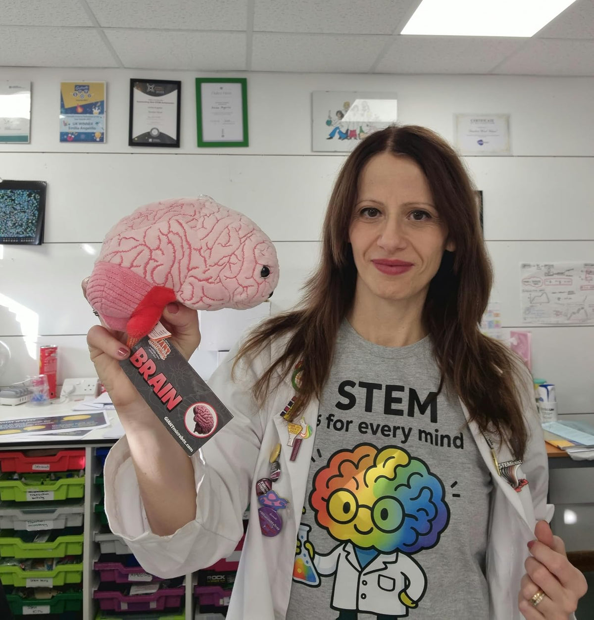 GIANT MICROBES Brain Plush, cerebro anatómico con detalles bordados...