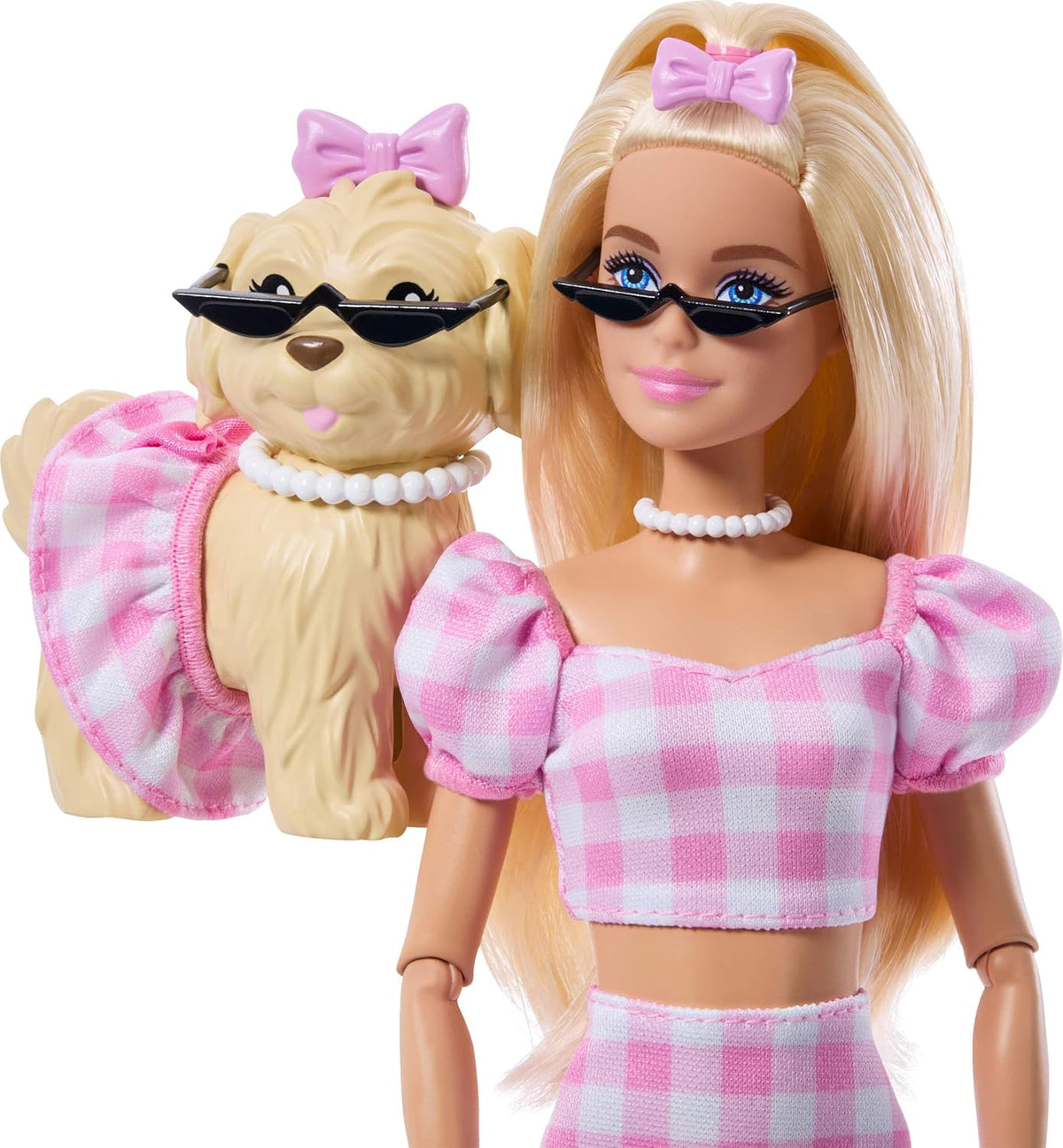 Muñeca Barbie de apariencia hermanada con perro y ropa de cuadros r...