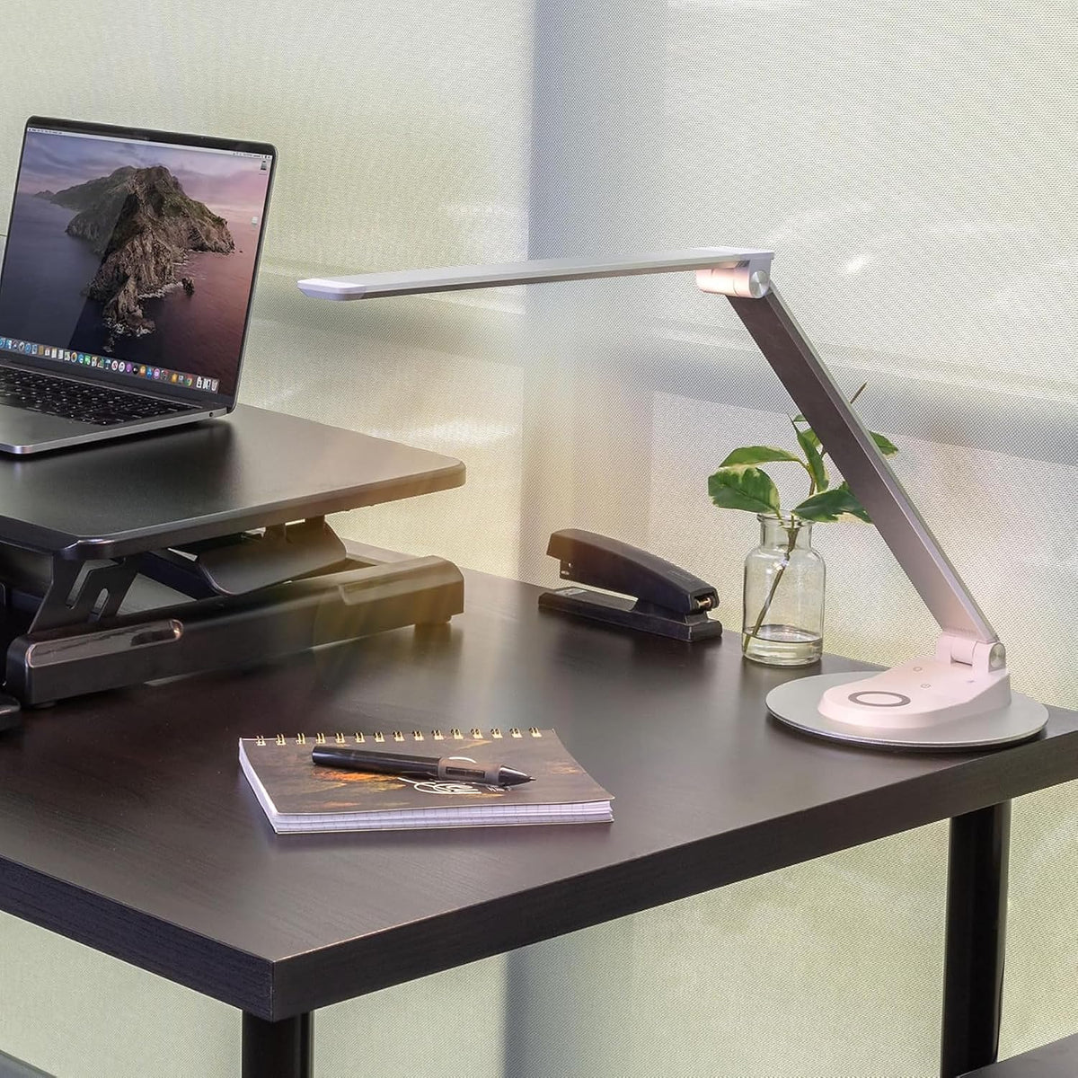¡Móntalo! Lámpara de escritorio LED con cargador inalámbrico y puer...