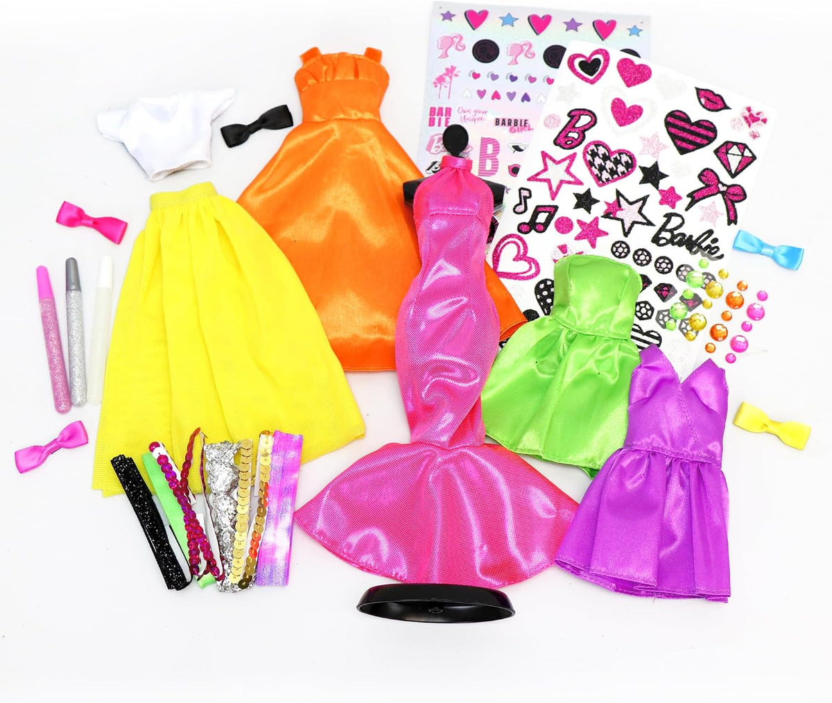 Kit Barbie Be a Fashion Designer: 5 conjuntos y juego de vestir par...