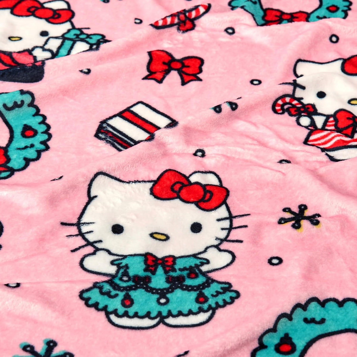 Hello Kitty Snow Merry Hugger - Juego de almohada y manta de felpa...