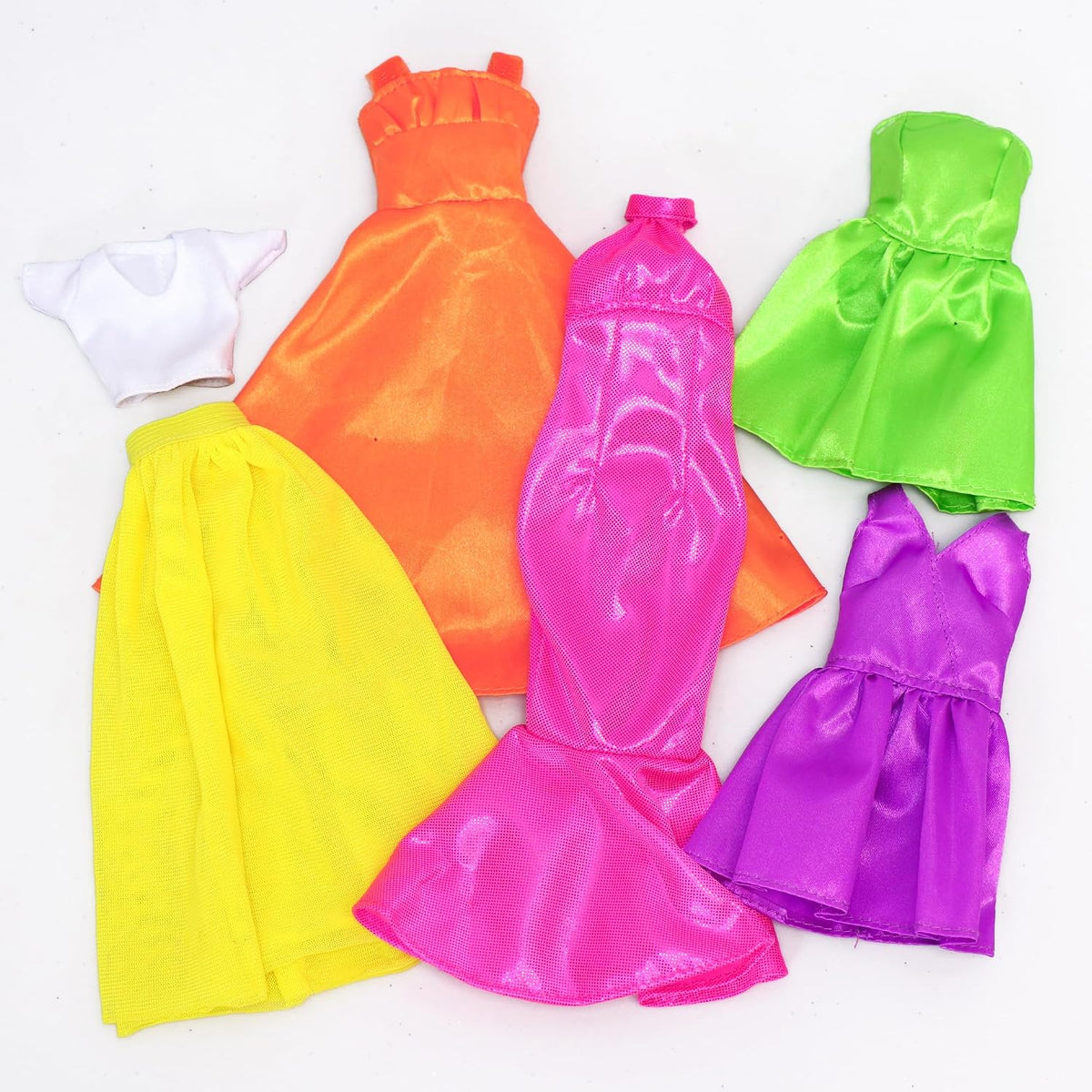 Kit Barbie Be a Fashion Designer: 5 conjuntos y juego de vestir par...