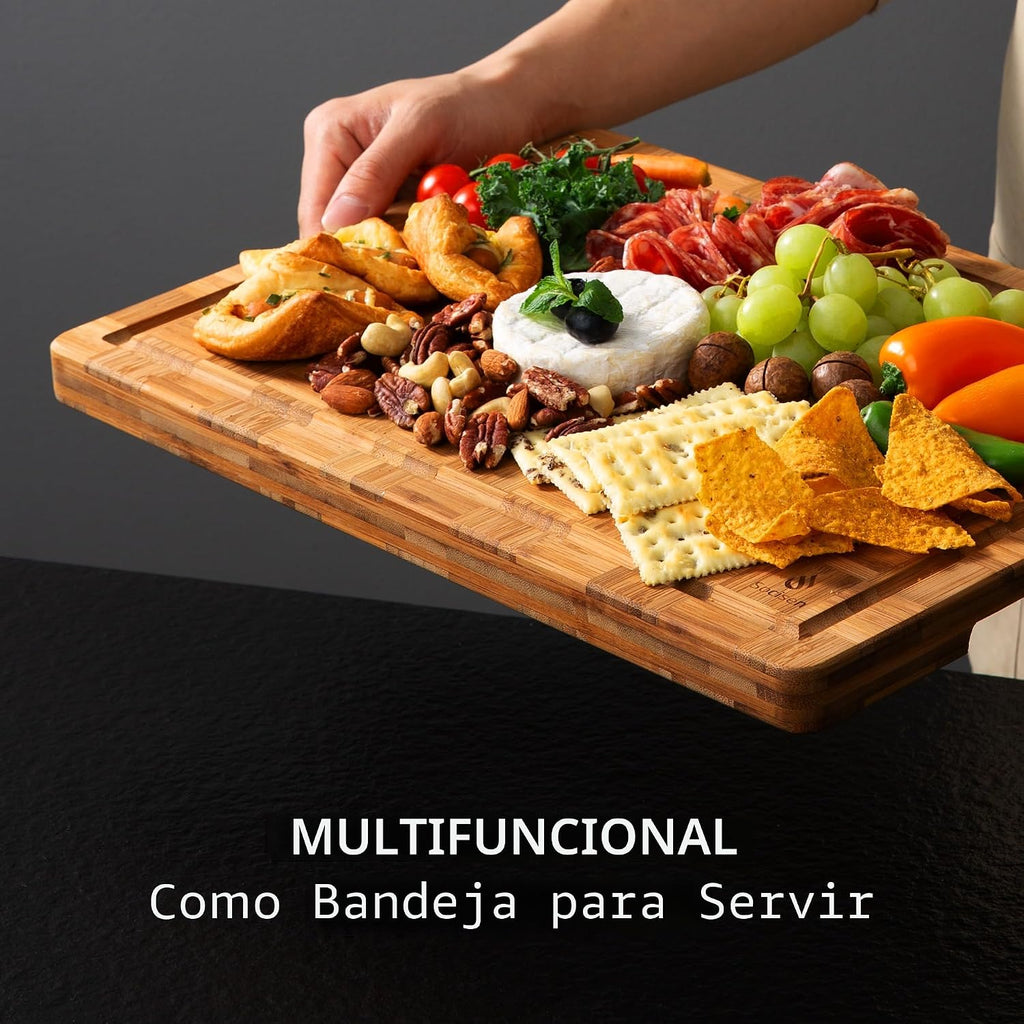 Tabla de cortar de bambú antideslizante resistente sobre el fregade...