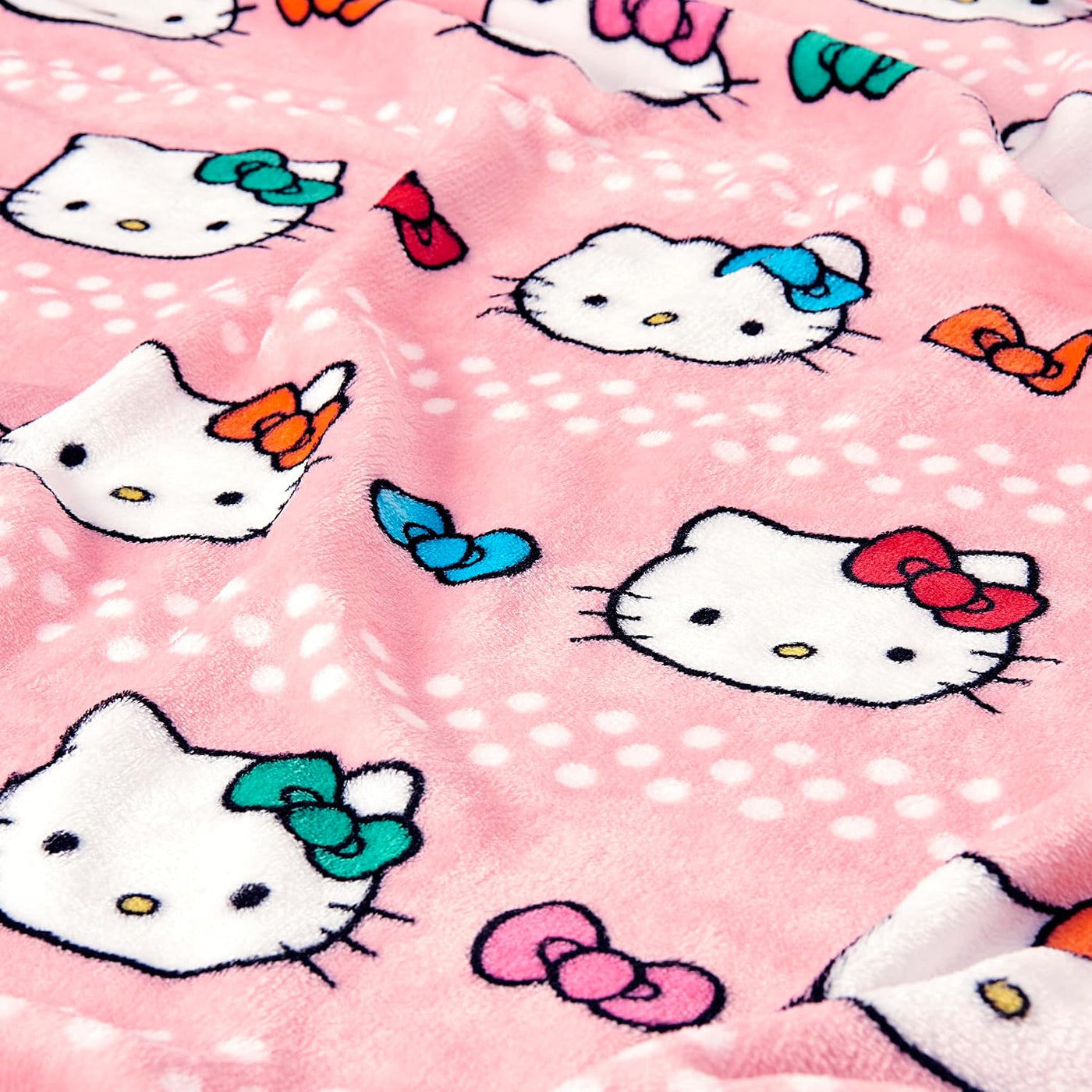 Northwest Hello Kitty Bowtastic Hugger - Juego de almohada y manta...