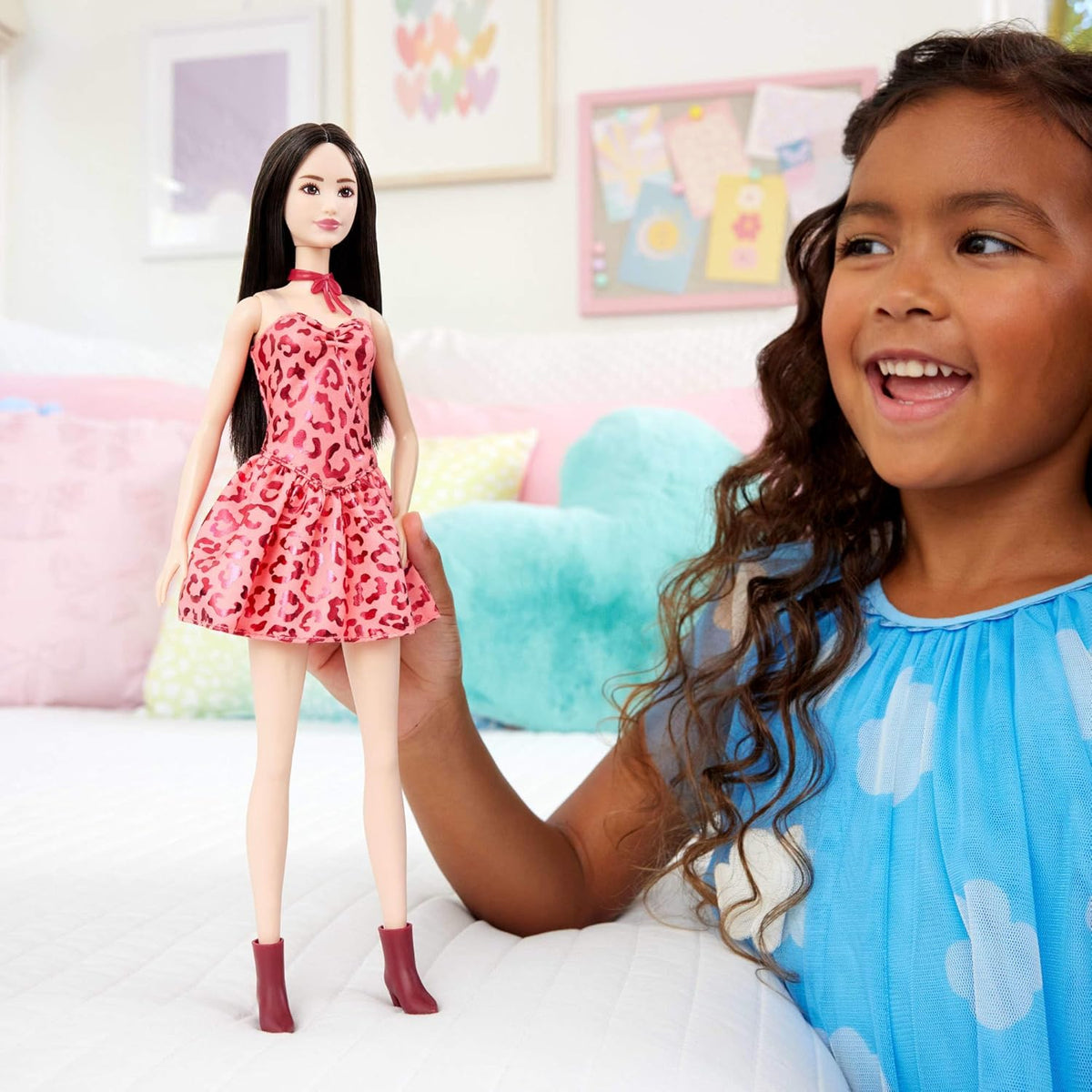 Muñeca Barbie Fashionistas #246 con cabello negro, atuendo con temá...