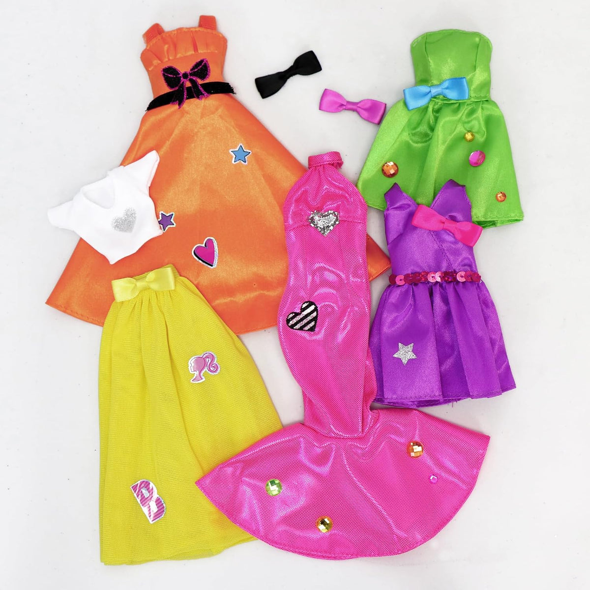 Kit Barbie Be a Fashion Designer: 5 conjuntos y juego de vestir par...