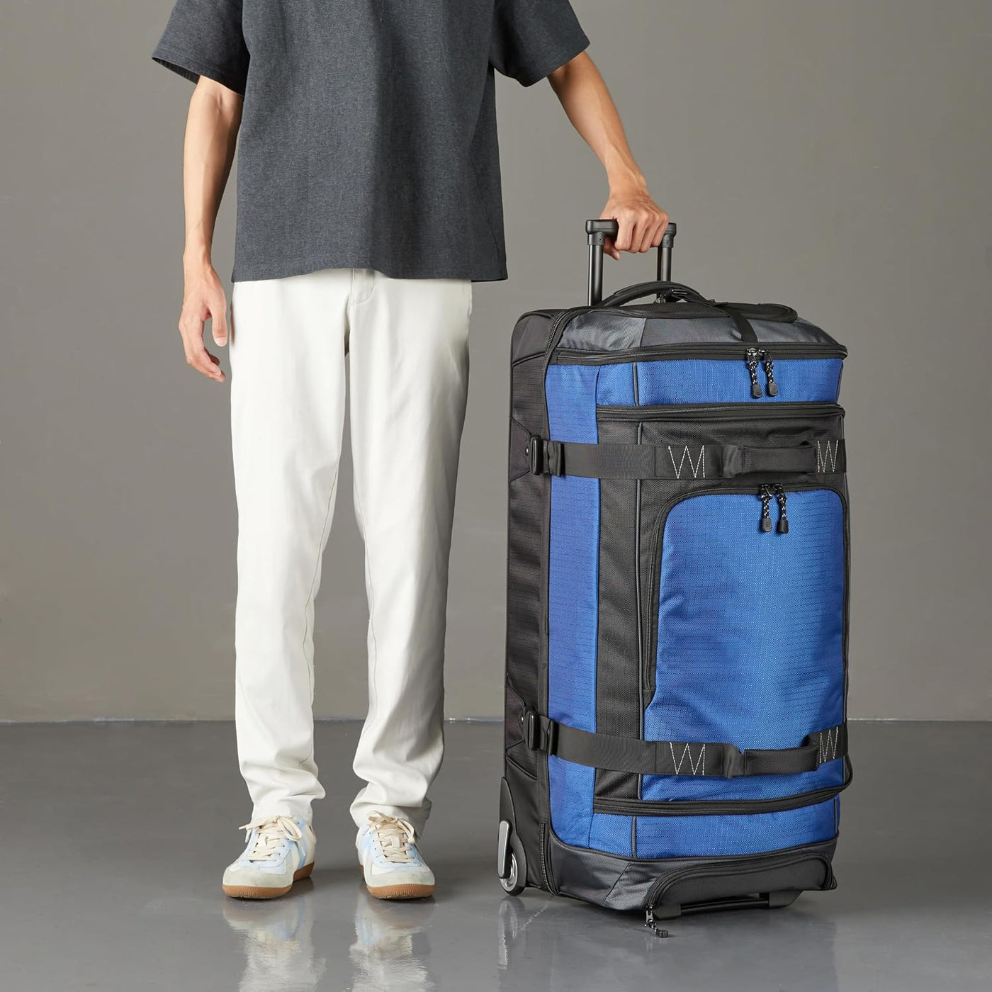 Amazon Basics - Bolsa de viaje con ruedas de Ripstop, Azul